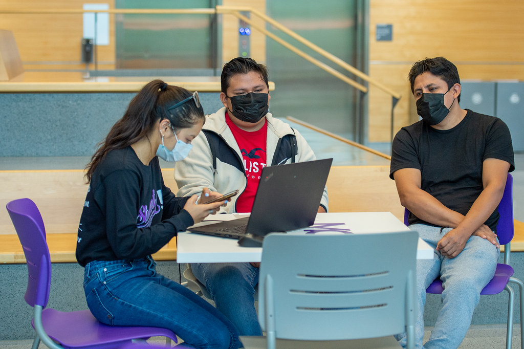 Students signing up for class online Pod Image